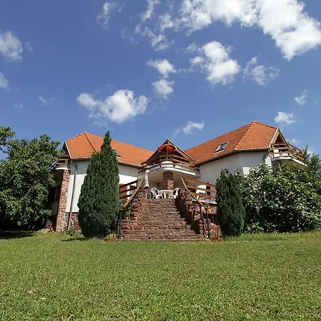 Apartmanhotel Vöröskő *
