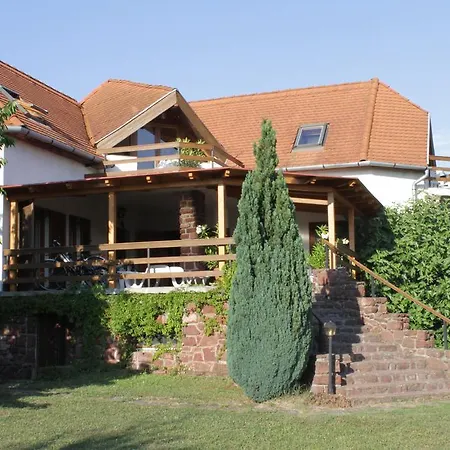 Vöröskő Apartmanhotel Révfülöp