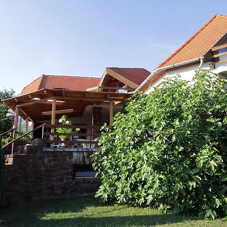 Vöröskő Apartmanhotel 3*