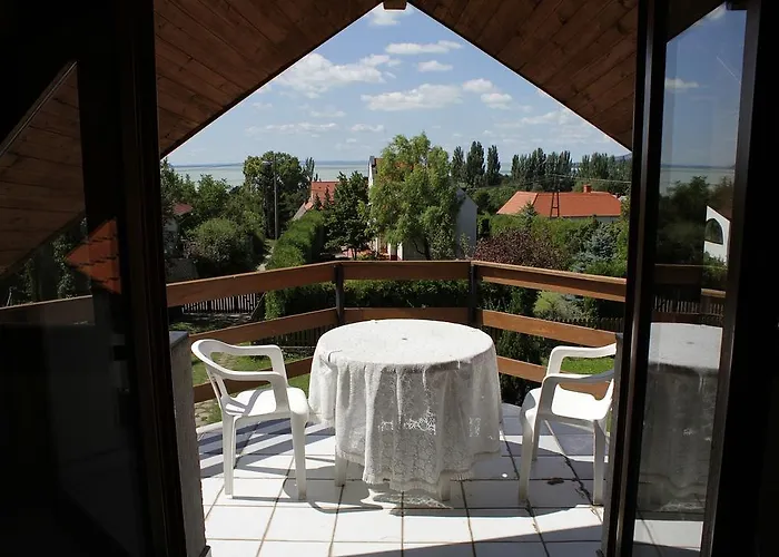 Voeroesko Apartmanhaz 3* Révfülöp